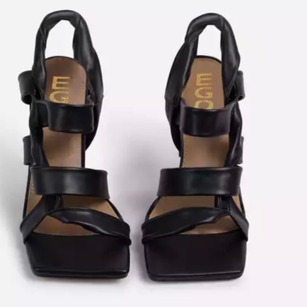 🌹💃🏼 Black strappy faux leather heels